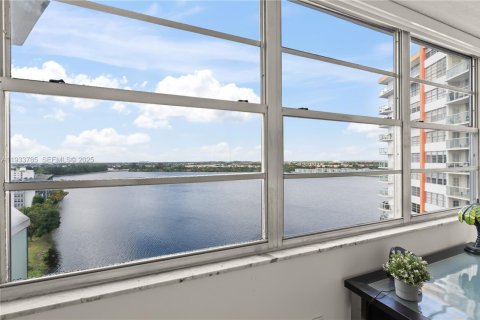 Condo in Miami, Florida, 2 bedrooms  № 1992888 - photo 27
