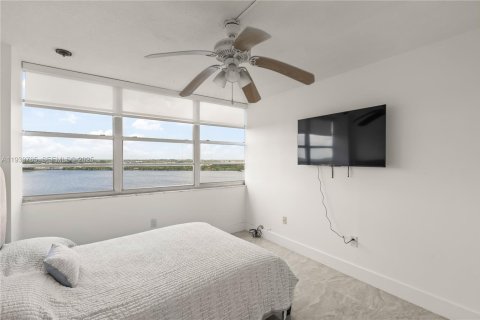 Condo in Miami, Florida, 2 bedrooms  № 1992888 - photo 17