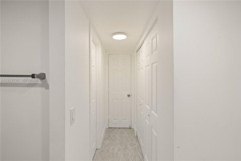 Condo in Miami, Florida, 2 bedrooms  № 1992888 - photo 21