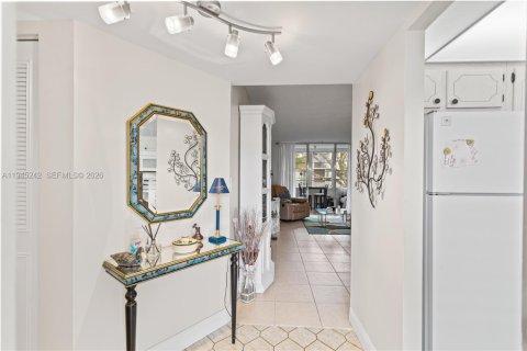 Condo in Lauderdale Lakes, Florida, 1 bedroom  № 2002239 - photo 7