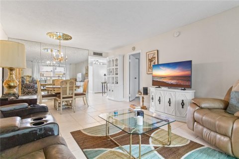 Condo in Lauderdale Lakes, Florida, 1 bedroom  № 2002239 - photo 14