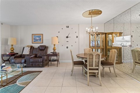 Condo in Lauderdale Lakes, Florida, 1 bedroom  № 2002239 - photo 11