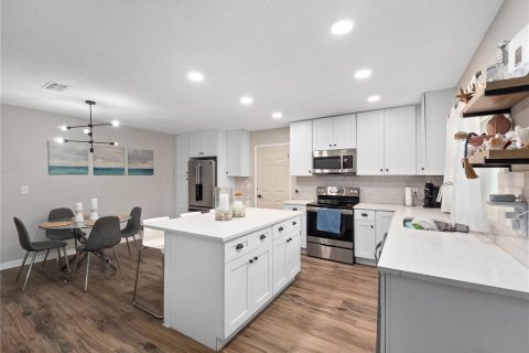 House in Orlando, Florida 3 bedrooms, 111.85 sq.m. № 2112436 - photo 8