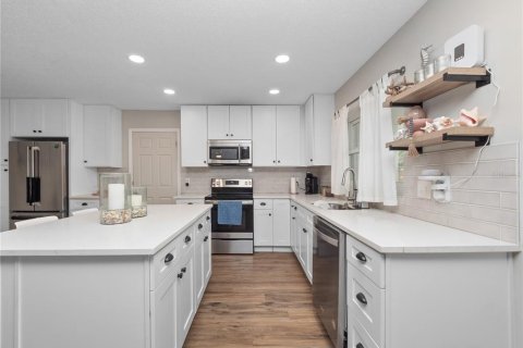House in Orlando, Florida 3 bedrooms, 111.85 sq.m. № 2112436 - photo 9