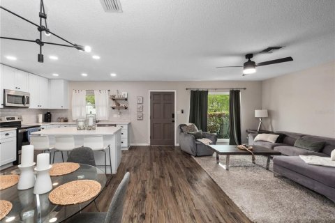 House in Orlando, Florida 3 bedrooms, 111.85 sq.m. № 2112436 - photo 12