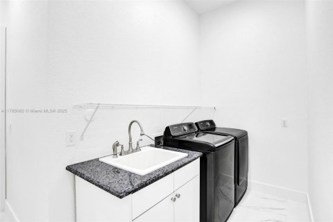 Casa en venta en Davie, Florida, 9 dormitorios, 462.56 m2 № 1864430 - foto 19