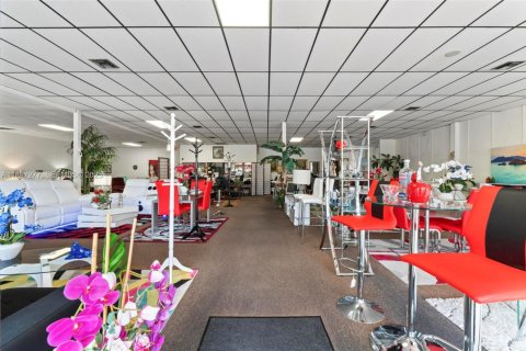 Immobilier commercial à vendre à Miami, Floride № 2081543 - photo 2