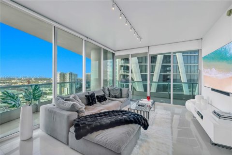Condominio en alquiler en Miami, Florida, 2 dormitorios, 114.92 m2 № 2007780 - foto 3
