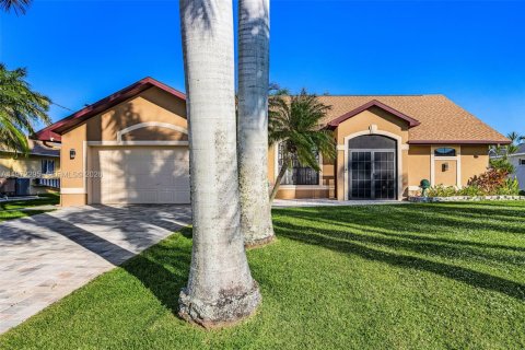 Casa en venta en Cape Coral, Florida, 3 dormitorios, 154.87 m2 № 2033156 - foto 2