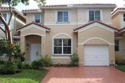 Снять в аренду таунхаус в Мирамар, Флорида 4 спальни, 188.78м2, № 1987954 - фото 1