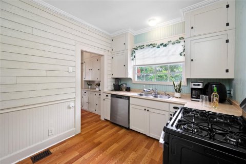 Commercial property in Saint Petersburg, Florida 6 bedrooms, 289.11 sq.m. № 2375693 - photo 16
