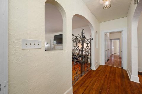 Commercial property in Saint Petersburg, Florida 6 bedrooms, 289.11 sq.m. № 2375693 - photo 9