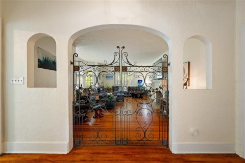 Commercial property in Saint Petersburg, Florida 6 bedrooms, 289.11 sq.m. № 2375693 - photo 10
