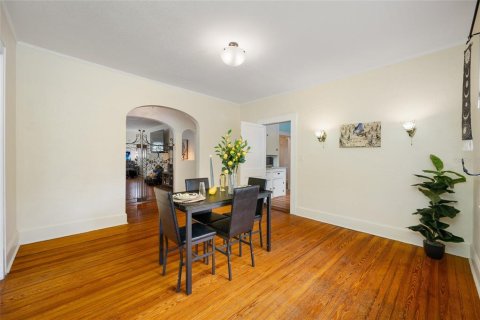 Commercial property in Saint Petersburg, Florida 6 bedrooms, 289.11 sq.m. № 2375693 - photo 8