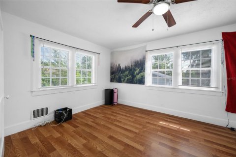 Commercial property in Saint Petersburg, Florida 6 bedrooms, 289.11 sq.m. № 2375693 - photo 30