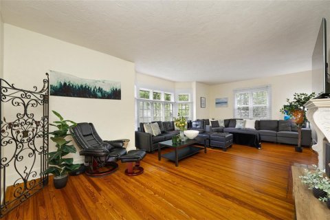 Commercial property in Saint Petersburg, Florida 6 bedrooms, 289.11 sq.m. № 2375693 - photo 13