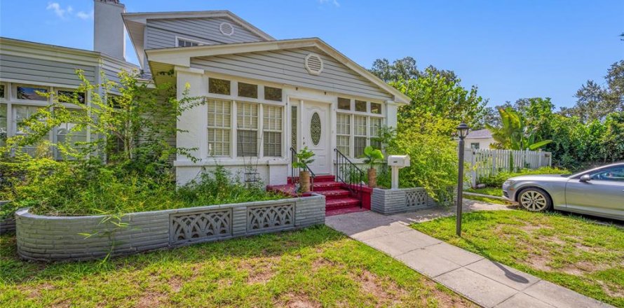 Commercial property in Saint Petersburg, Florida 6 bedrooms, 289.11 sq.m. № 2375693