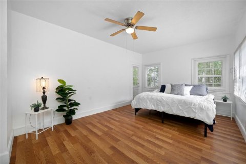 Commercial property in Saint Petersburg, Florida 6 bedrooms, 289.11 sq.m. № 2375693 - photo 18