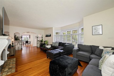 Commercial property in Saint Petersburg, Florida 6 bedrooms, 289.11 sq.m. № 2375693 - photo 12