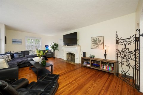 Commercial property in Saint Petersburg, Florida 6 bedrooms, 289.11 sq.m. № 2375693 - photo 11
