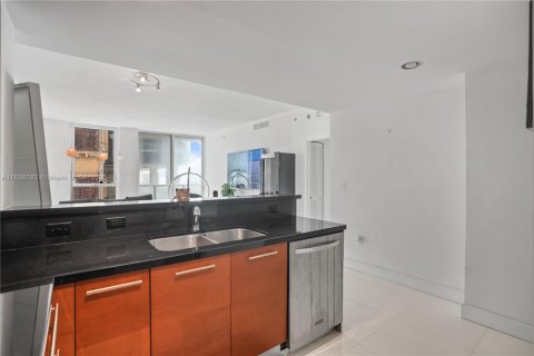 Condo in Miami, Florida, 1 bedroom  № 1881751 - photo 11