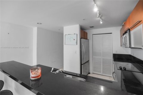 Condo in Miami, Florida, 1 bedroom  № 1881751 - photo 12