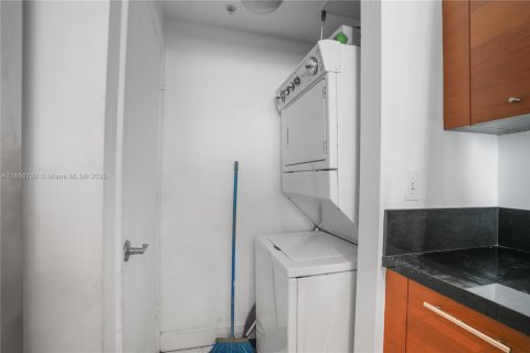 Condo in Miami, Florida, 1 bedroom  № 1881751 - photo 13