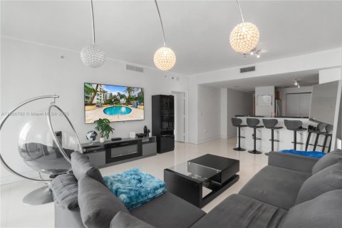 Condo in Miami, Florida, 1 bedroom  № 1881751 - photo 3
