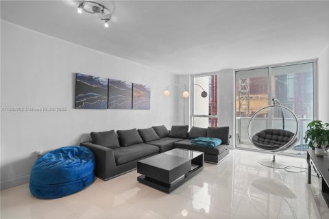 Condo in Miami, Florida, 1 bedroom  № 1881751 - photo 6