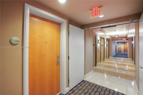 Condo in Miami, Florida, 1 bedroom  № 1881751 - photo 22