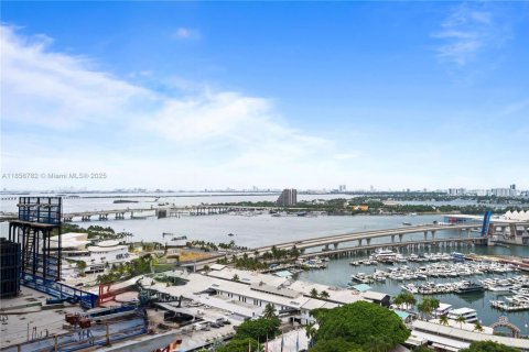Condo in Miami, Florida, 1 bedroom  № 1881751 - photo 2