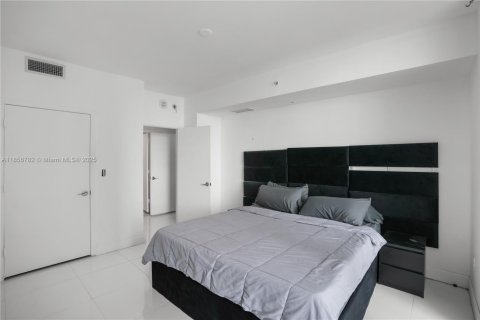 Condo in Miami, Florida, 1 bedroom  № 1881751 - photo 17