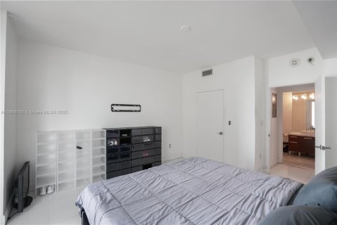 Condo in Miami, Florida, 1 bedroom  № 1881751 - photo 16
