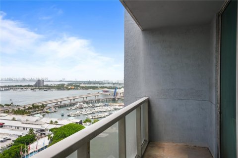 Condo in Miami, Florida, 1 bedroom  № 1881751 - photo 1