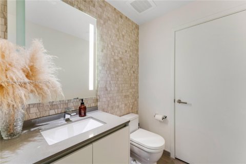 Condo in Miami, Florida, 2 bedrooms  № 2023047 - photo 16