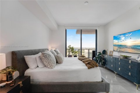 Condo in Miami, Florida, 2 bedrooms  № 2023047 - photo 12