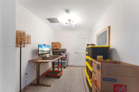 Condo in Miami, Florida, 2 bedrooms  № 2023047 - photo 17