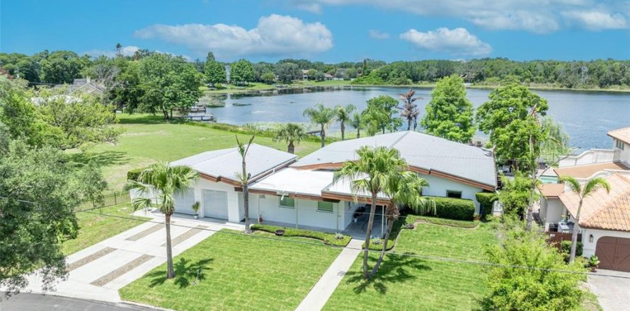 House in Winter Park, Florida 3 bedrooms, 229.19 sq.m. № 2100179