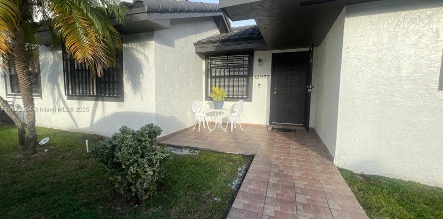 Townhouse in Miami, Florida 3 bedrooms, 106.84 sq.m. № 2076778