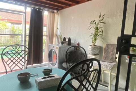 Townhouse in Miami, Florida 3 bedrooms, 106.84 sq.m. № 2076778 - photo 12