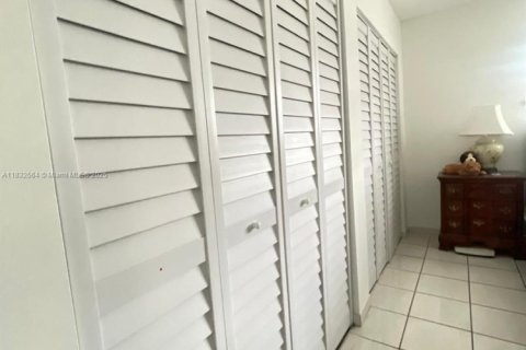 Townhouse in Miami, Florida 3 bedrooms, 106.84 sq.m. № 2076778 - photo 9
