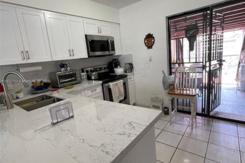 Townhouse in Miami, Florida 3 bedrooms, 106.84 sq.m. № 2076778 - photo 3