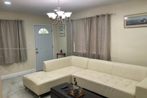 Villa ou maison à louer à North Miami, Floride: 2 chambres, 205.5 m2 № 1709532 - photo 1