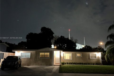 Снять в аренду виллу или дом в Майами-Гарденс, Флорида 5 спален, 198.53м2, № 2050091 - фото 3