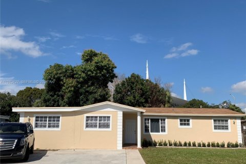 Дом в Майами-Гарденс, Флорида 5 спален, 198.53м2 № 2050091