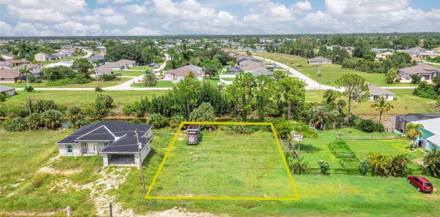 Land in Cape Coral, Florida № 1906909