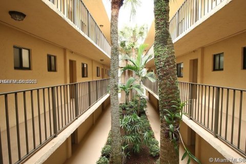 Снять в аренду кондоминиум в Майами, Флорида 1 спальня, 65.5м2, № 2042584 - фото 2