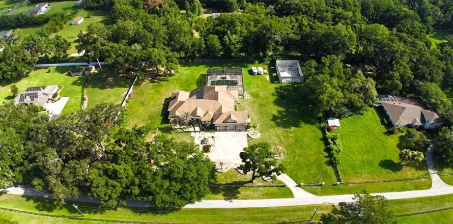 House in Ocala, Florida 6 bedrooms, 471.11 sq.m. № 2426037