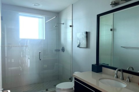 Condo in North Bay Village, Florida, 2 bedrooms  № 1860095 - photo 13