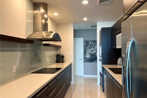 Condo in North Bay Village, Florida, 2 bedrooms  № 1860095 - photo 5